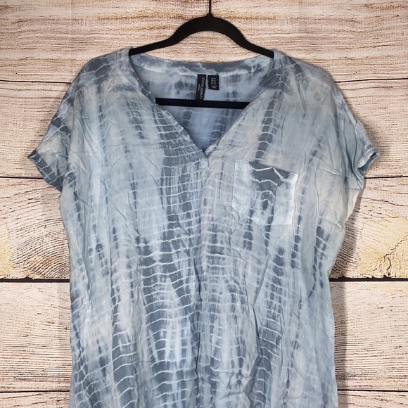 Cynthia Rowley Woman Blue Tie Dye V-Neck Short Sleeve Curved Hem Pocket T-Shirt - Picture 2 of 12